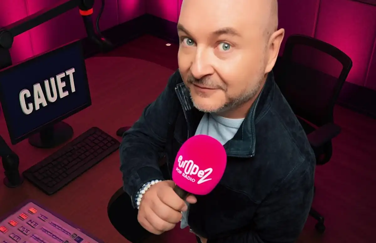 Comment Cauet peut-il être en direct sur Europe 1 et Europe 2 à la même heure ?