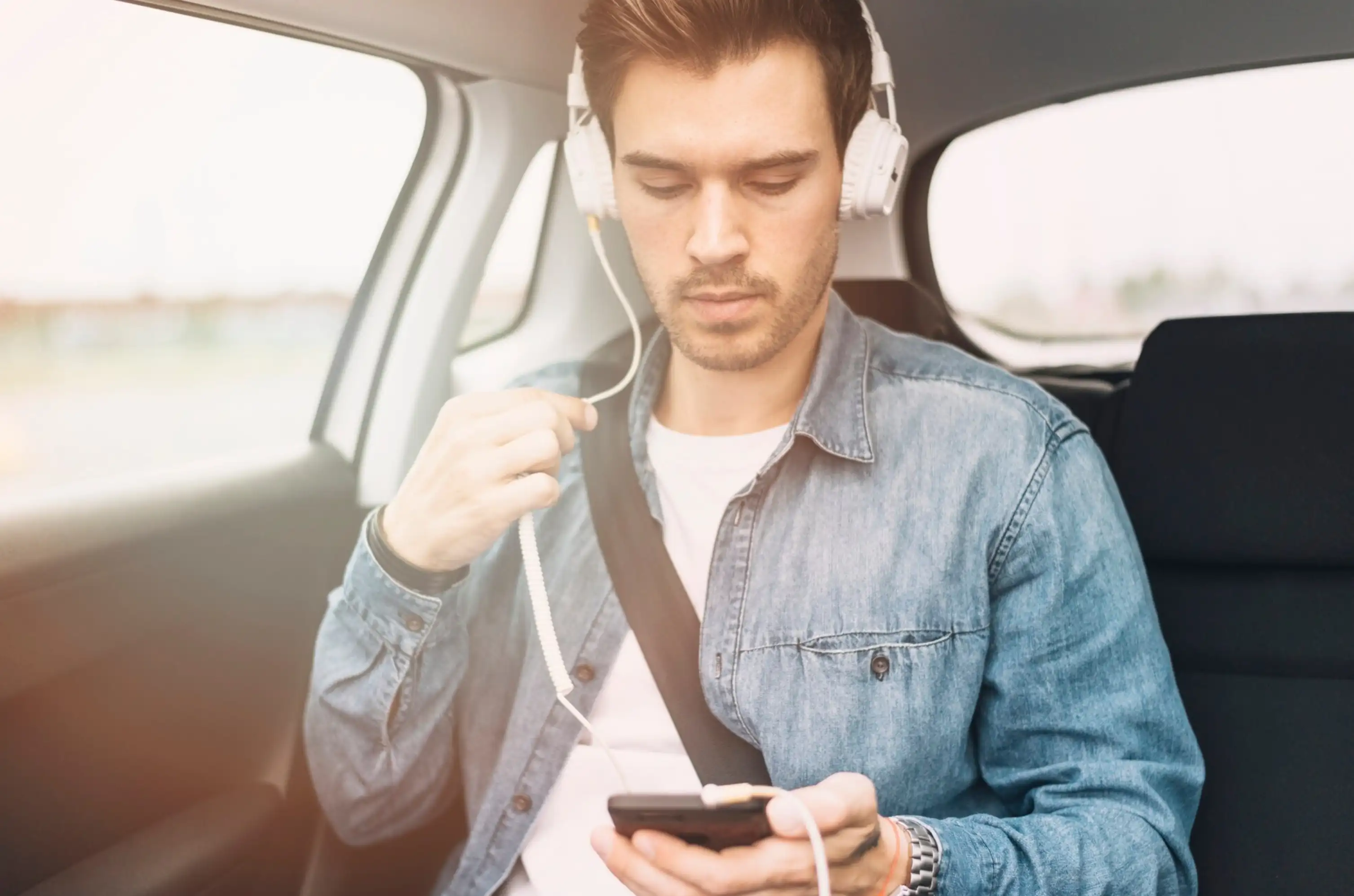 Écouter la radio ou un podcast en voiture sans Bluetooth : toutes les solutions
