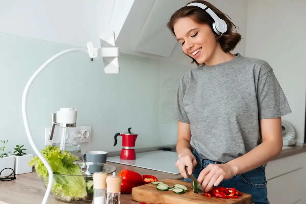 Pourquoi écoute-t-on la radio en faisant autre chose ?