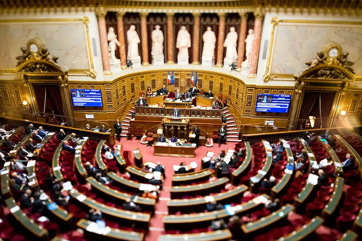 Le Sénat impose l'autoradio FM et DAB+ aux voitures neuves