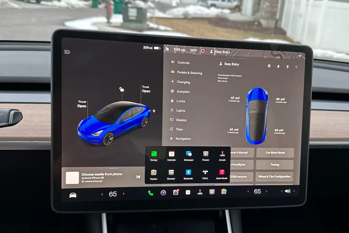 Tesla retire la radio de ses voitures : et en France ?